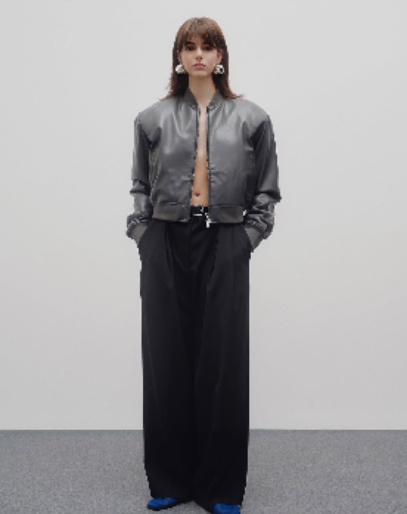 Mártusz Dorina — Studio photograph in a grey jacket